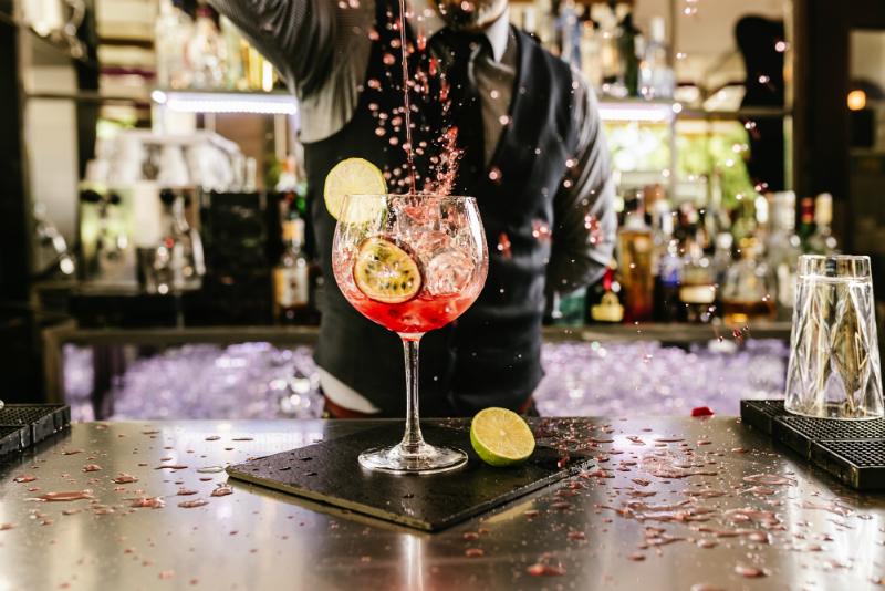 Shaker, Cocktail-Gläser, Deko und mehr für eine gelungenen Abend