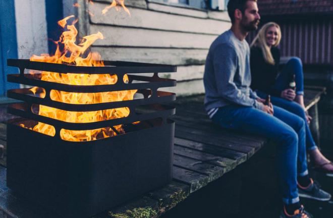 Keine Garten-Party ohne den Höfats Cube Feuerkorb