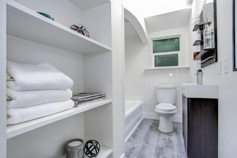 Schmales Badezimmer einrichten