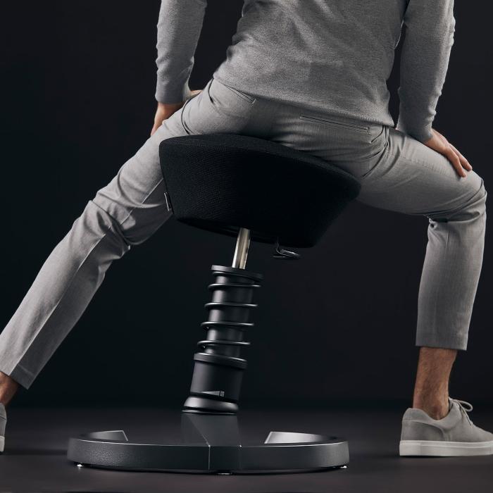 Homeoffice einrichten 1 Schwarzer Aeris Swopper Bürostuhl in Aktion. Ergonomische Lösung fürs Homeoffice einrichten.