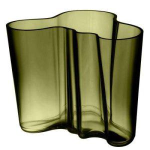 Moderne Osterdeko ohne Kitsch und Gelb: Stilvolle Ideen für Ihren Ostertisch 4 Iittala Aalto Vase in frühlingshaftem Grün. Eine moderne Osterdeko fürs ganze Jahr, in der jeder Zweig und jeder Blumenstrauß zum Highlight wird.