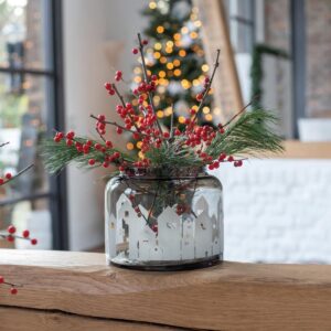 Skandinavische Weihnachtsdekoration für Magic Moments 1 Räder Design Wintervase aus Glas mit Häusermotiv und goldenem Decal. Dekoriert mit Zweigen. Elegantes Element für skandinavische Weihnachtsdekoration.