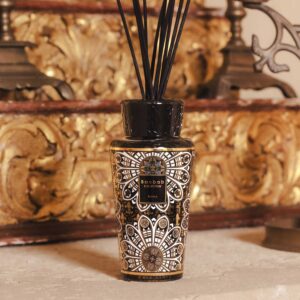 Skandinavische Weihnachtsdekoration für Magic Moments 10 Baobab Collection Rosace Duftverteiler – ein Raumduft mit floraler Note für eine harmonische skandinavische Weihnachtsdekoration.
