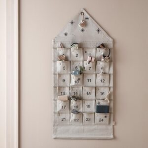 Skandinavische Weihnachtsdekoration für Magic Moments 11 Das Ferm Living Adventskalender Haus ist ein nachhaltiger Stoffkalender im skandinavischen Stil. Perfekt für eine moderne Weihnachtsdekoration.
