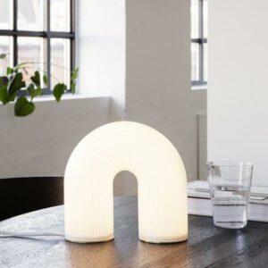 Moderne Osterdeko ohne Kitsch und Gelb: Stilvolle Ideen für Ihren Ostertisch 10 Ferm Living Vuelta Tischlampe mit warmem Licht. Eine moderne Osterdeko fürs ganze Jahr.