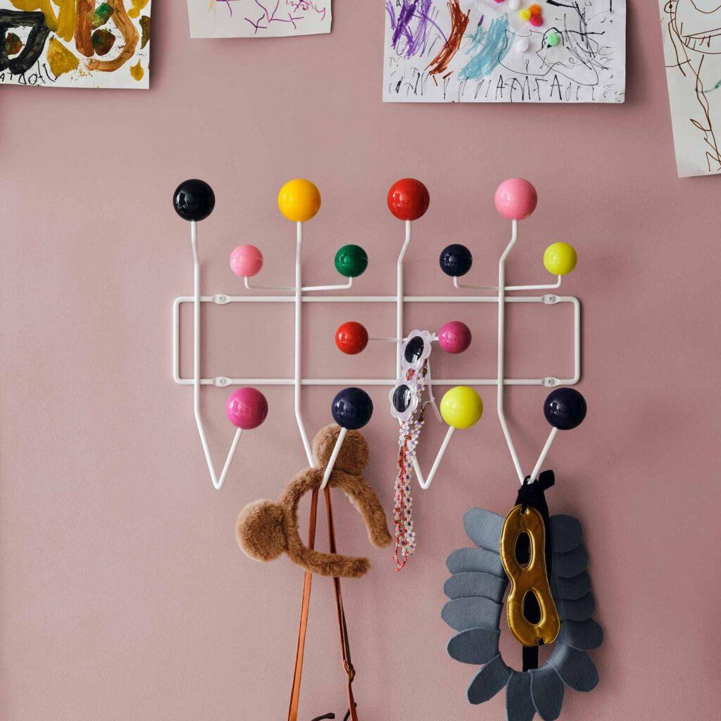 Designer im Spotlight: Charles & Ray Eames 2 Vitra Hang it all 20119110 Ambiente 1 121186 1920x1920