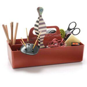 Minimalismus im Winter: Herrlich entschleunigend! 6 Da sehen wir gerne Rot: Die praktische Vitra Toolbox hat Platz für Schere, Spitzer; Stifte und was sonst noch so unentbehrlich für Sie ist.