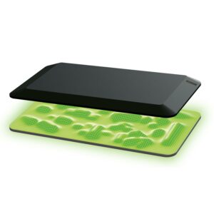 Homeoffice einrichten 2 Schwarze Aeris Muvmat Stehmatte mit topografischer 3D-Struktur und abgeschrägten Kanten. Einfach unter den Schreibtisch legen und Entspannung genießen.