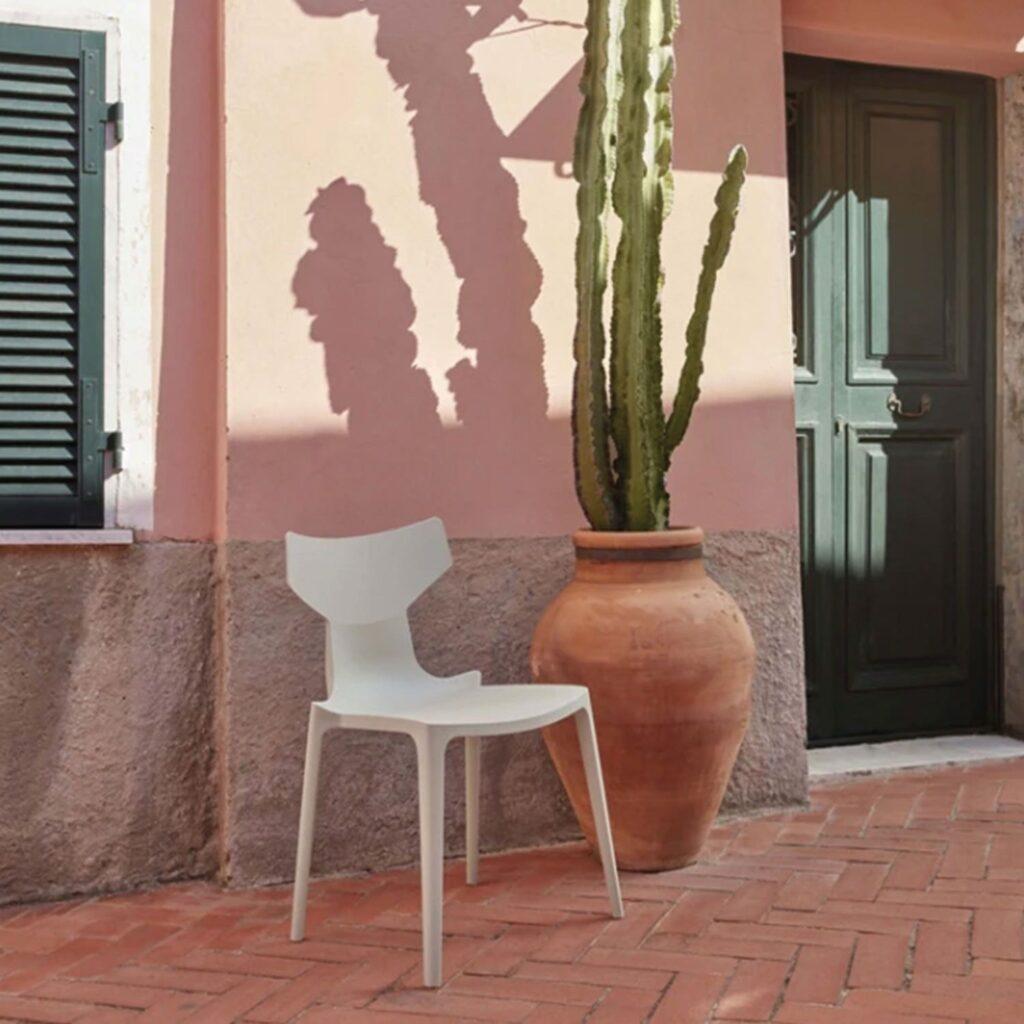 Nachhaltig wohnen – langlebige Designs & recycelte Materialien 8 Leichter Stuhl aus recyceltem Kunststoff in reduziertem Design. Hier in Weiß.