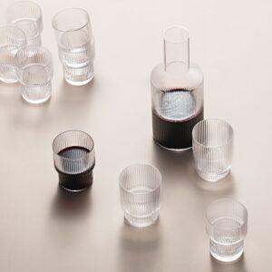 Moderne Osterdeko ohne Kitsch und Gelb: Stilvolle Ideen für Ihren Ostertisch 2 Ferm Living Ripple Gläser und Karaffe aus gerilltem Glas. Eine wunderbare Ergänzung für eine moderne Osterdeko.