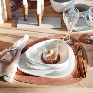 Moderne Osterdeko ohne Kitsch und Gelb: Stilvolle Ideen für Ihren Ostertisch 3 LIND DNA Leder-Tischsets machen aus jedem Tisch ein Erlebnis. Hier in sandigem Braun und eingedeckt mit weißem Geschirr, goldenem Besteck und passender Stoffserviette.