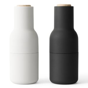 Moderne Osterdeko ohne Kitsch und Gelb: Stilvolle Ideen für Ihren Ostertisch 5 Audo Bottle Grinder in zylindrischer Form in Weiß und Grau. Machen den Ostertisch modern zum Minimalismus-Statement.
