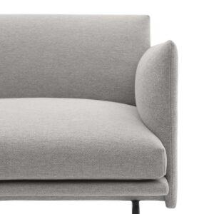 Tiefer Sitz, weiche Polsterung. Das Muuto Outline Sofa kann mit seiner Leichtigkeit kleine Räume größer wirken lassen.