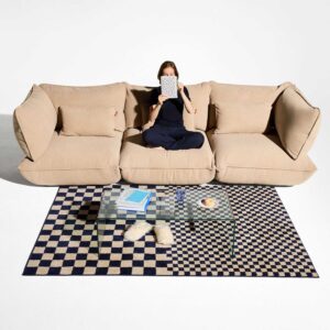 Die kompakte Form des modularen Fatboy Sums Sofas lässt kleine Wohnzimmer offener und großzügiger wirken.