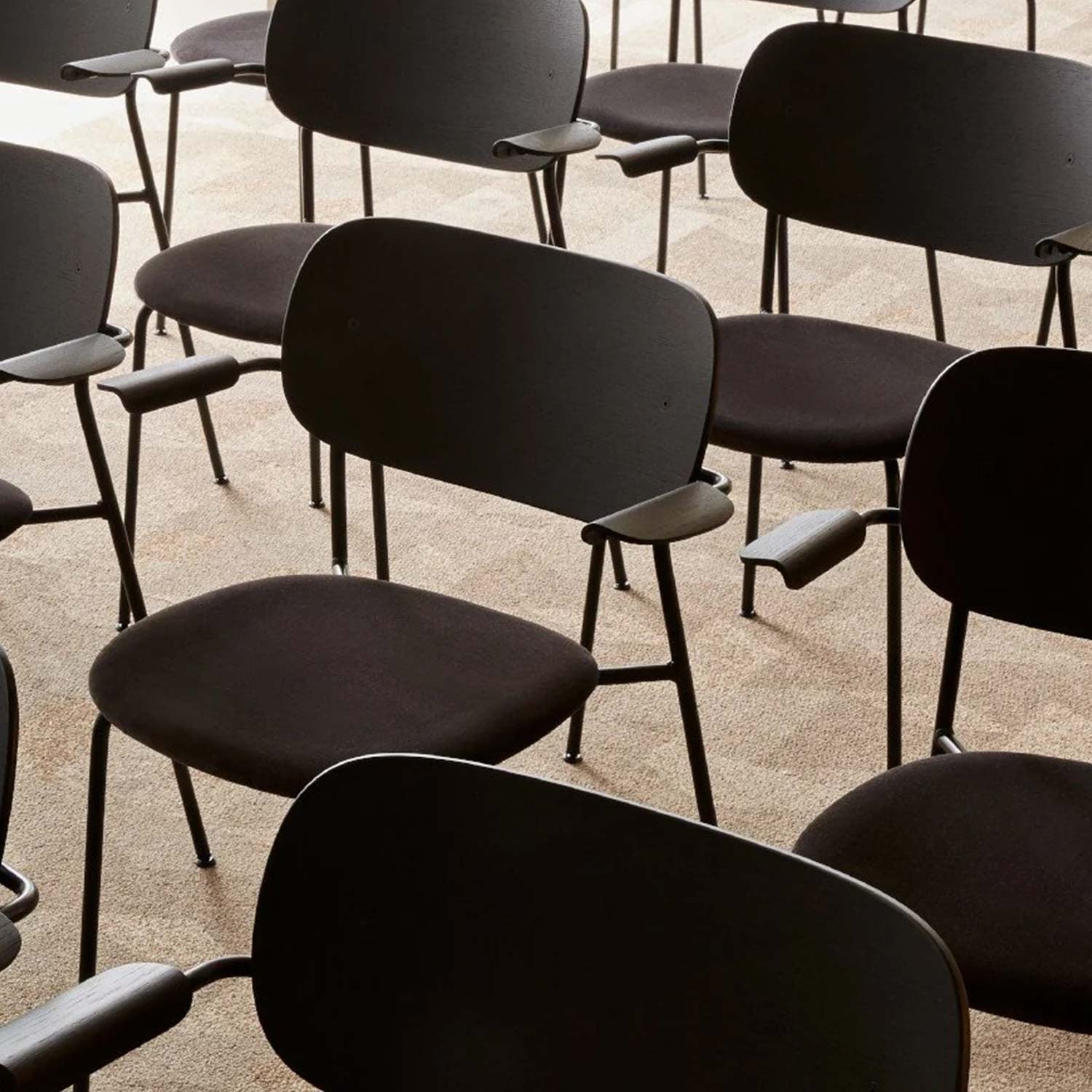 Audo - Co Dining Chair mit Armlehne schwarz/Eiche dunkel