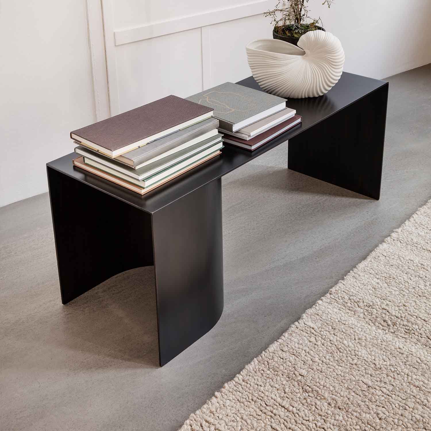 Shell Pot Off White Blumengef ferm Living am Schreibtisch