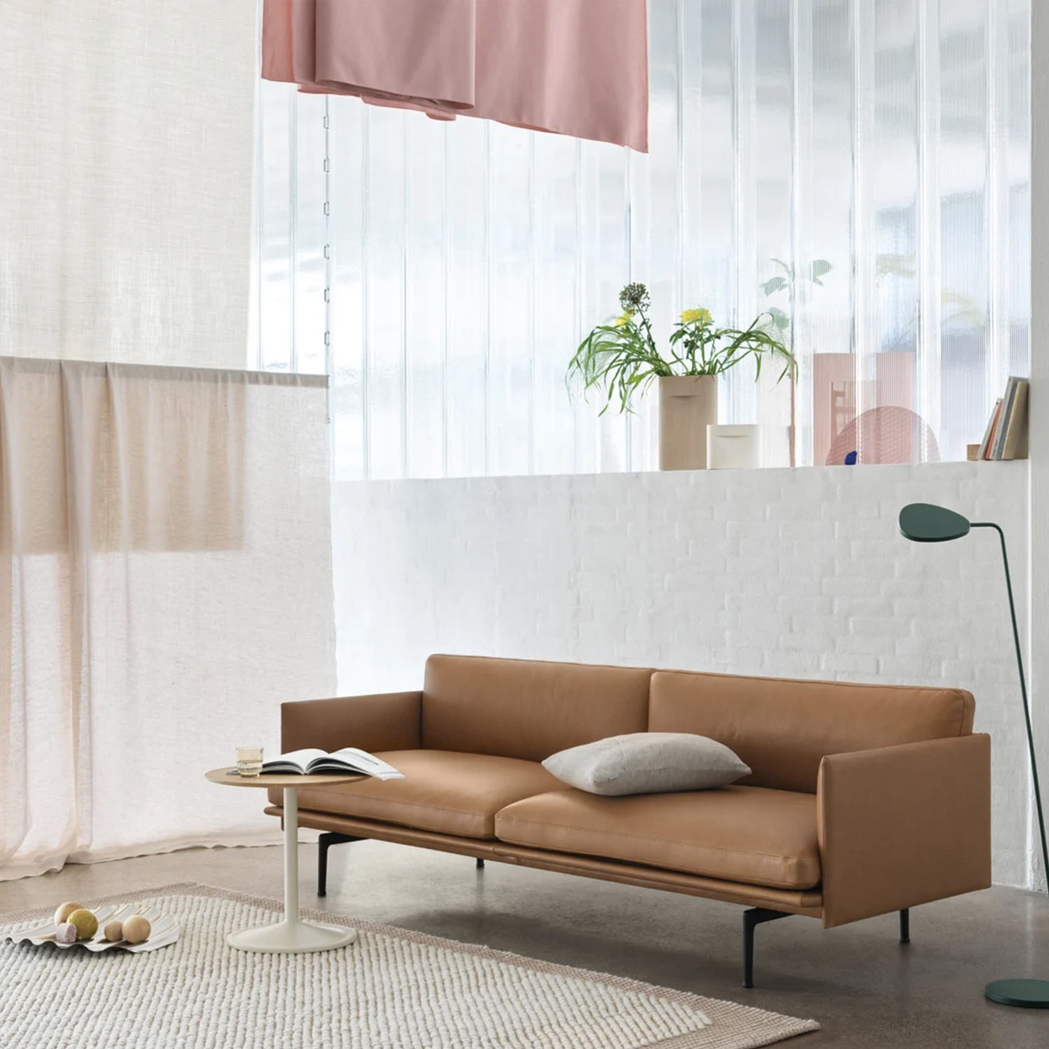 muuto outline sofa 3 sitzer  cognac refine leather ambiente wohnzimmer 83448