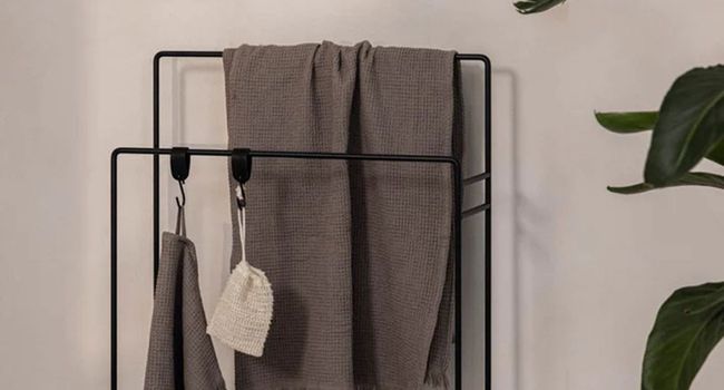 Metallbude Handtuchhalter Delaya Handtuchständer im Zimmer