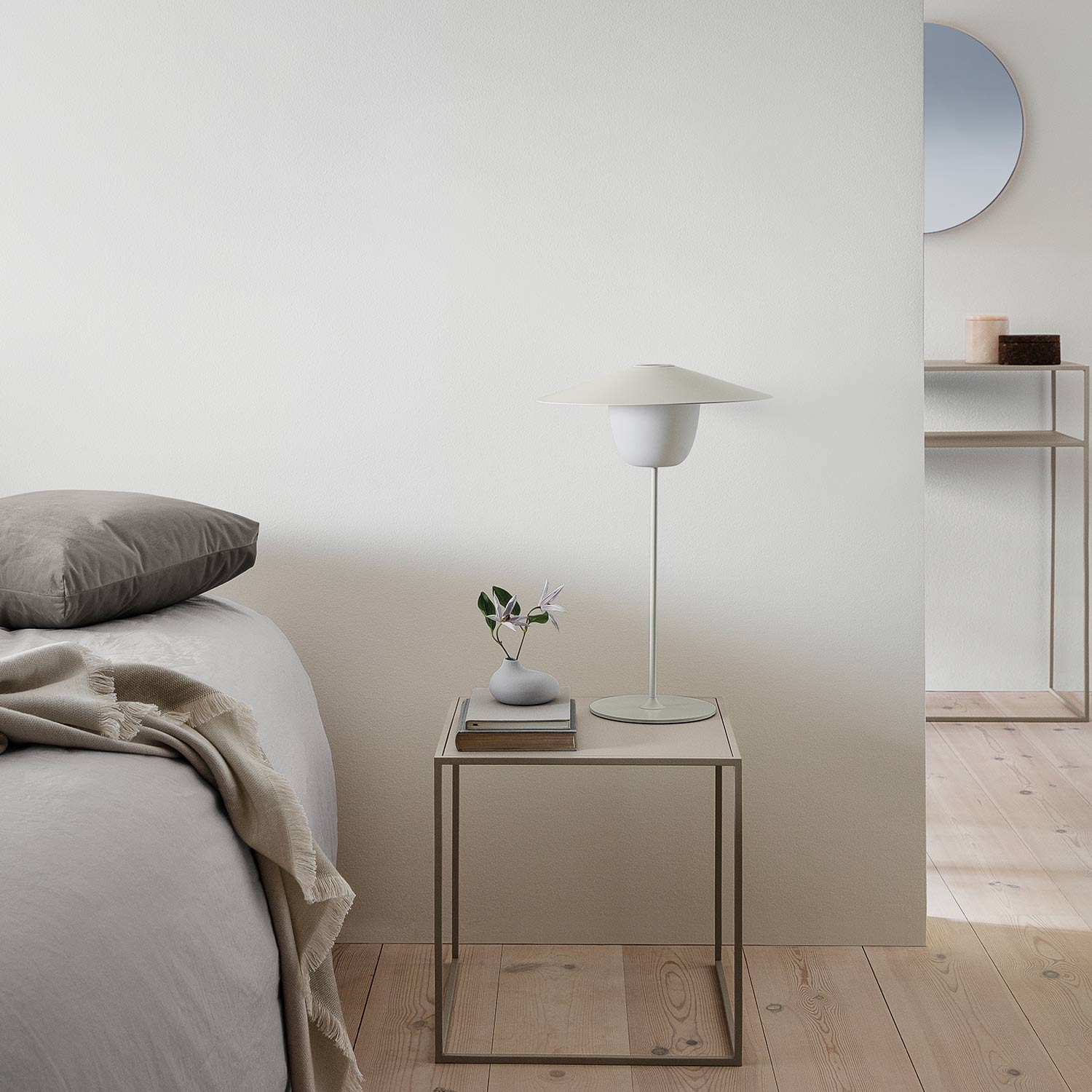 blomus ani tischleuchte weiss ambiente schlafzimmer 82671