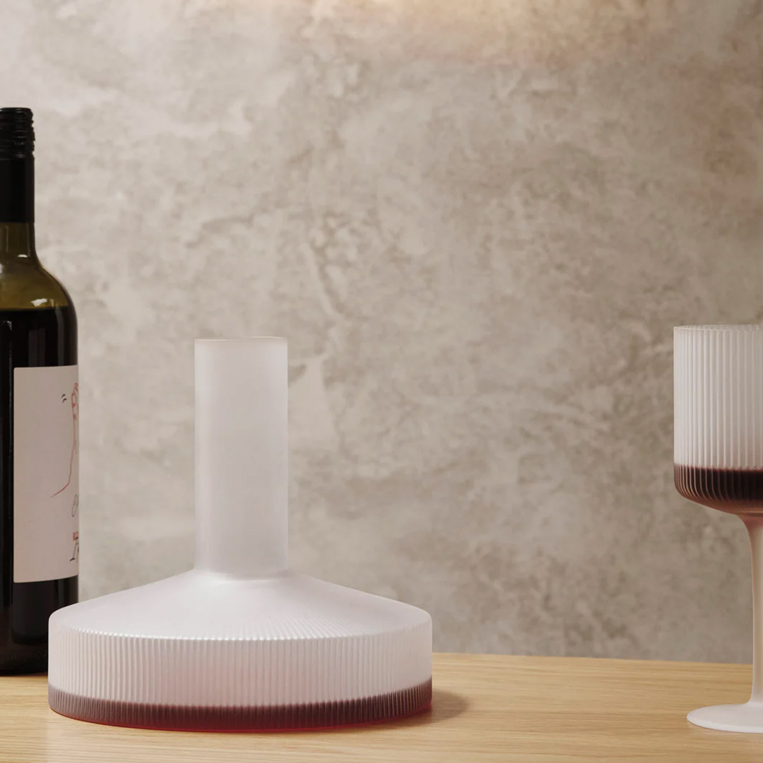 ferm LIVING Ripple Weinkaraffe matt 1104269331 auf Tisch 104440