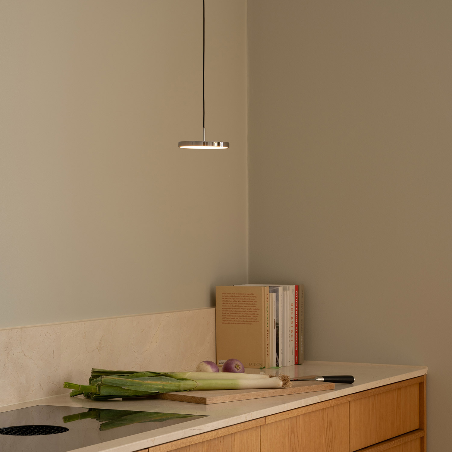UMAGE - Asteria Micro Monochrome Pendelleuchte messing