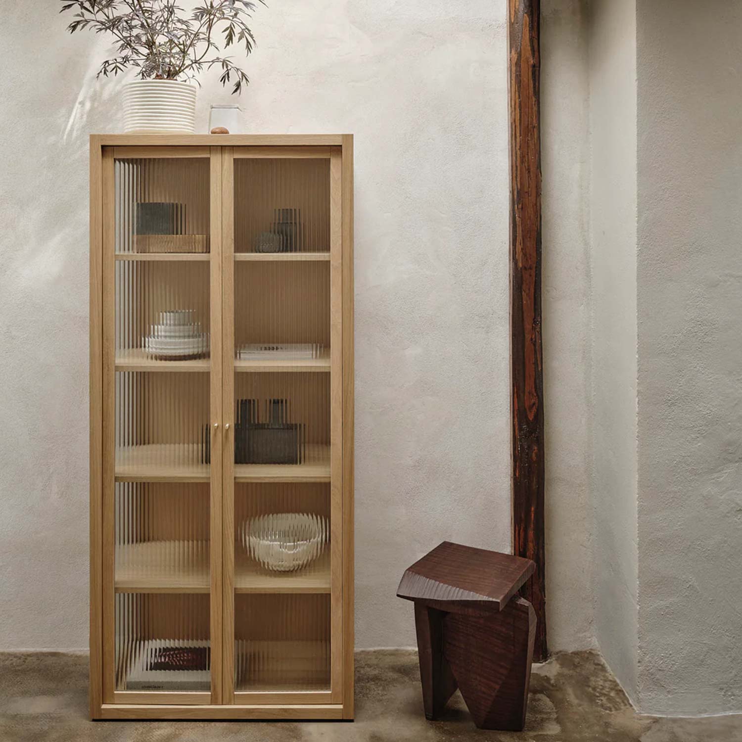 ferm LIVING Reed Vitrine Eiche natur 1104269937 an Wand 104545