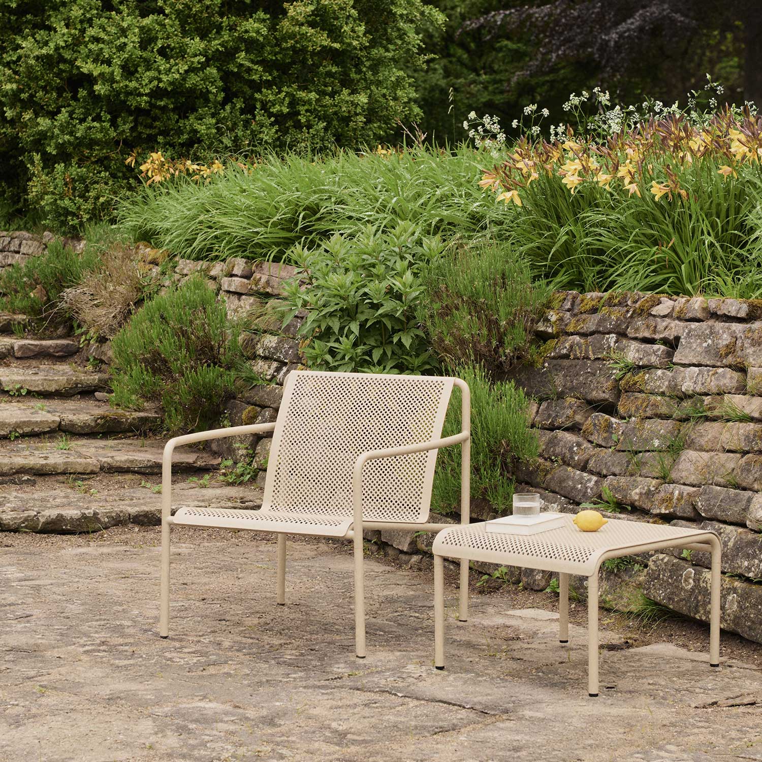 Ferm Living - Dapple Outdoor Stuhl breit tea green