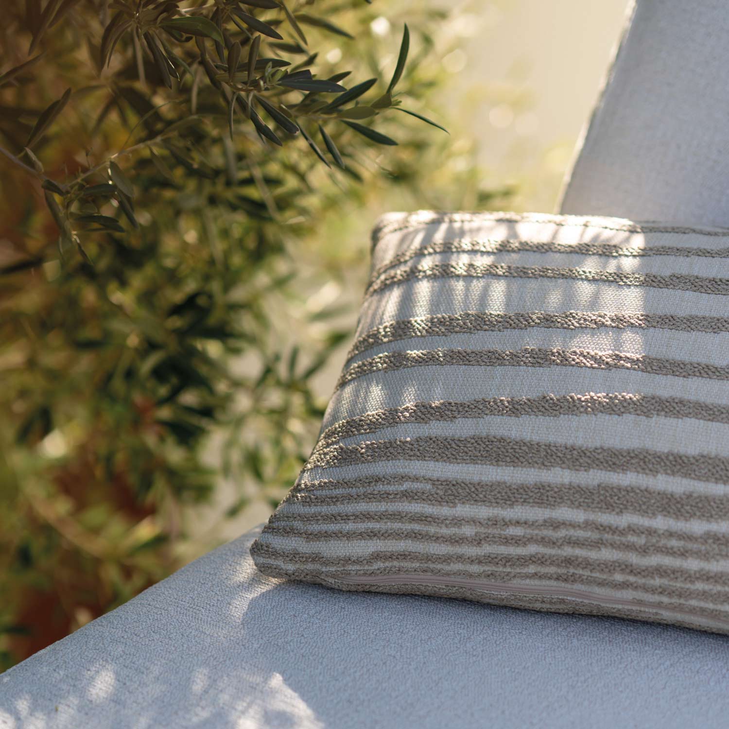 ethnicraft outdoorkissen white stripes close up 87982
