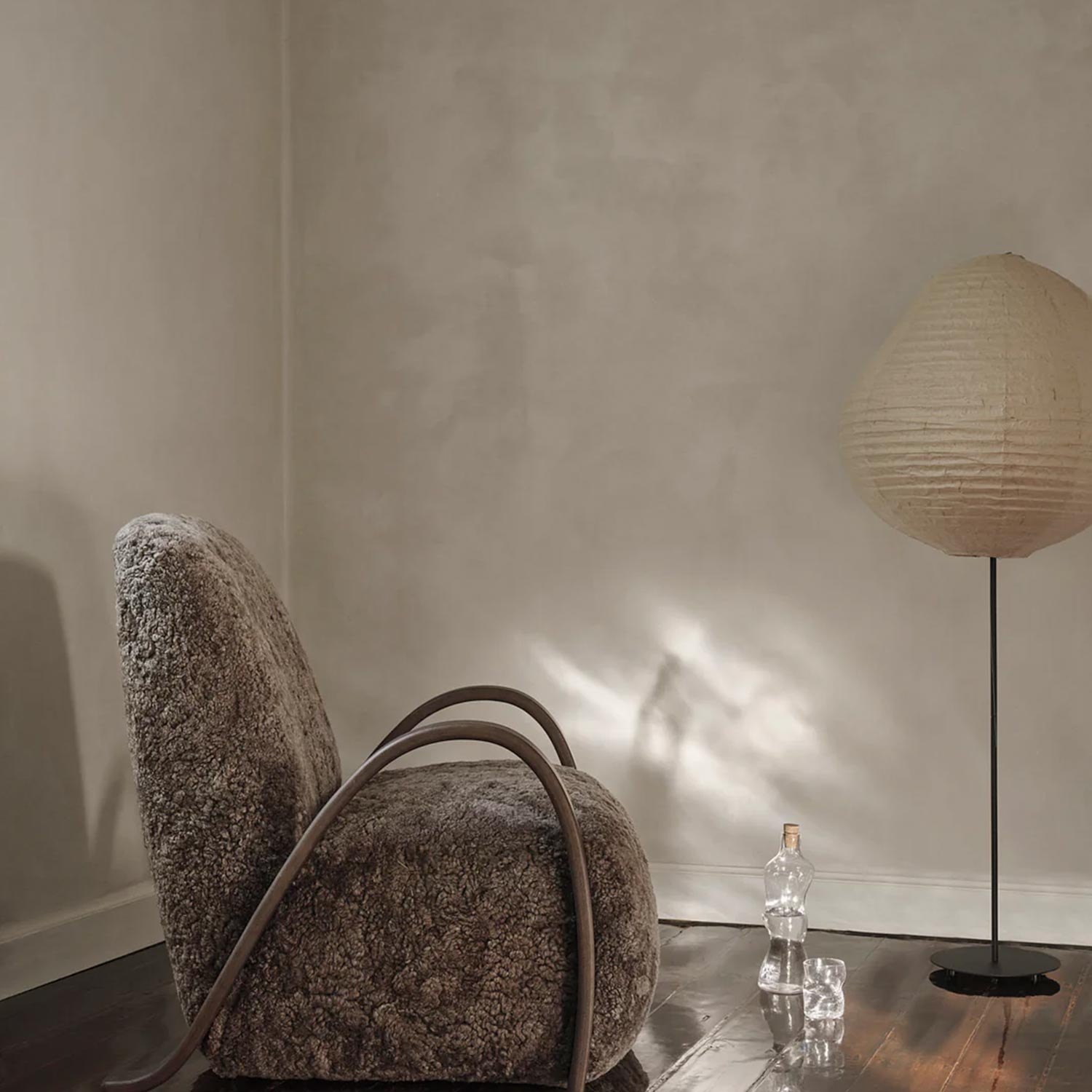 ferm LIVING Kurbis Stehleuchte Floor Lamp Low Tall vor Stuhl 104515