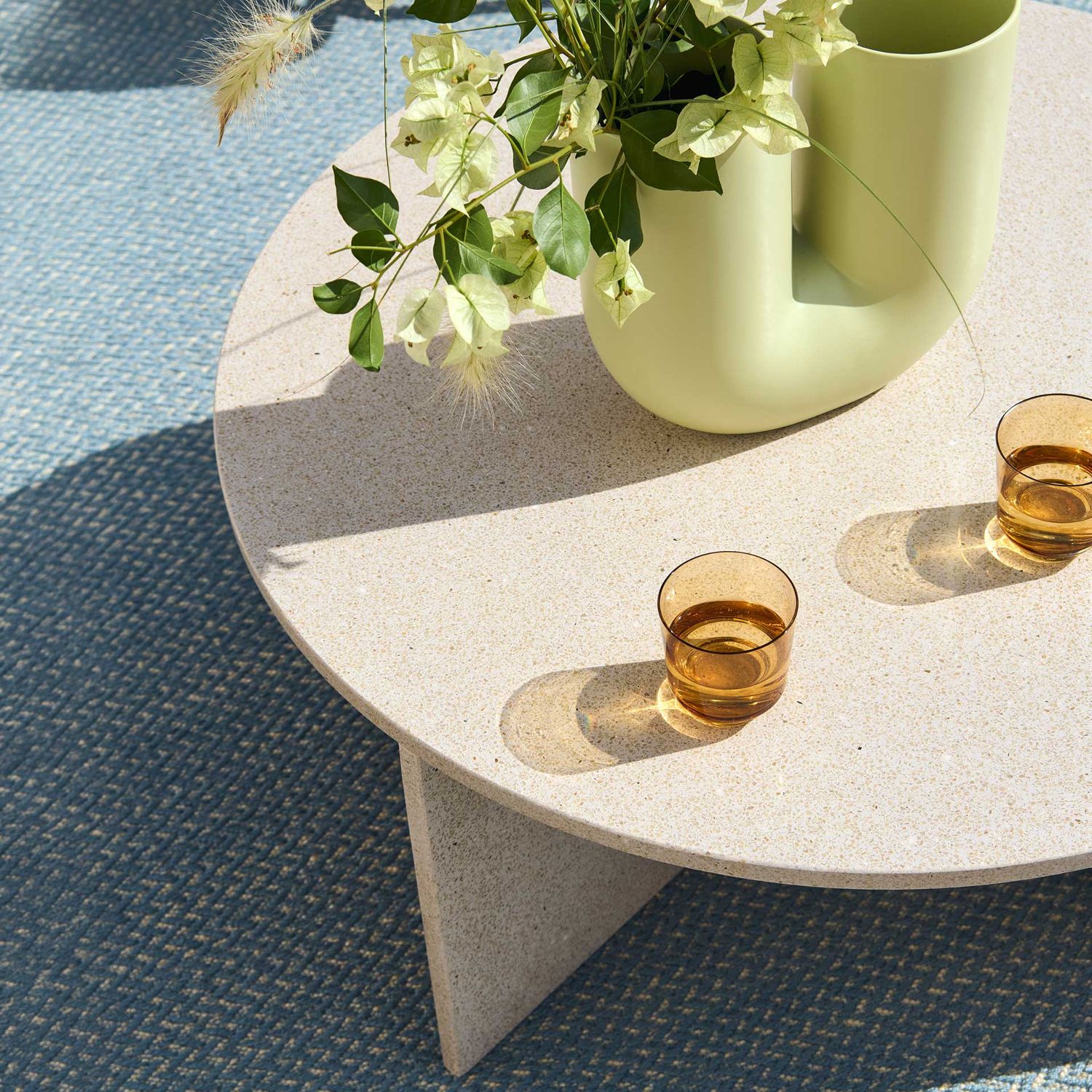 Muuto - Halves Couchtisch off-white Terrazzo