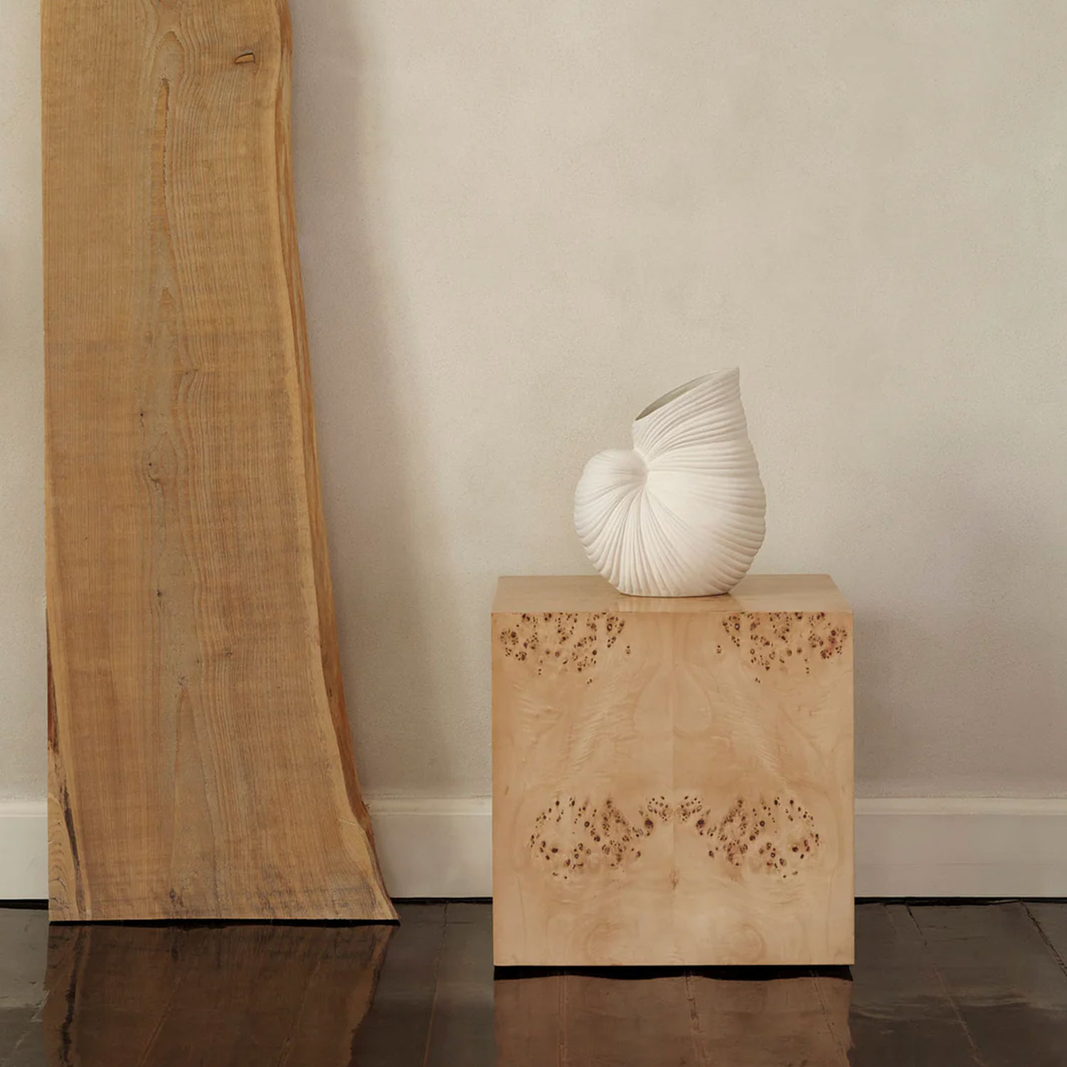 ferm LIVING Shell Vase 1104269904 auf niedrigem Podest 104431