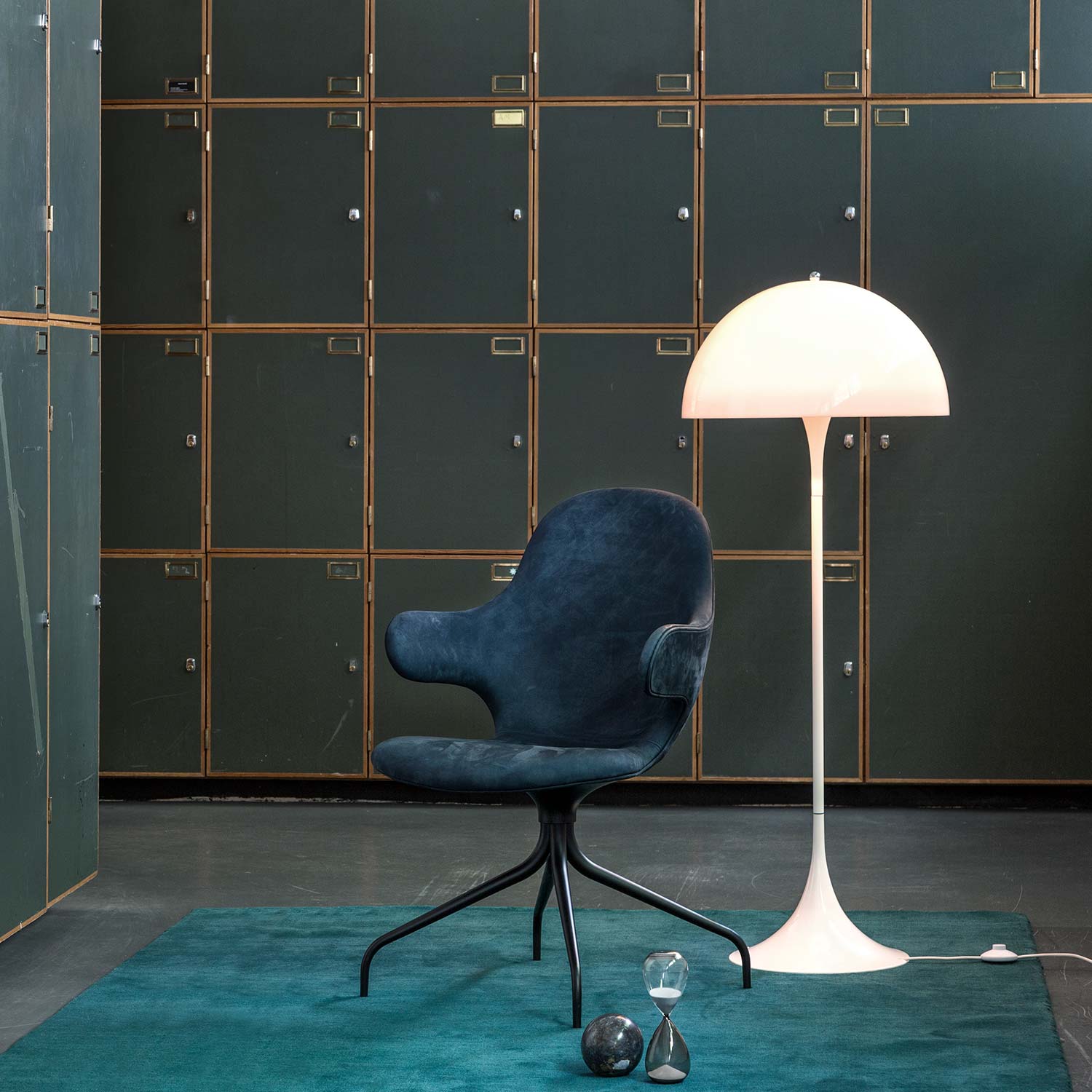 Louis Poulsen Panthella stehlampe neben sessel 106269