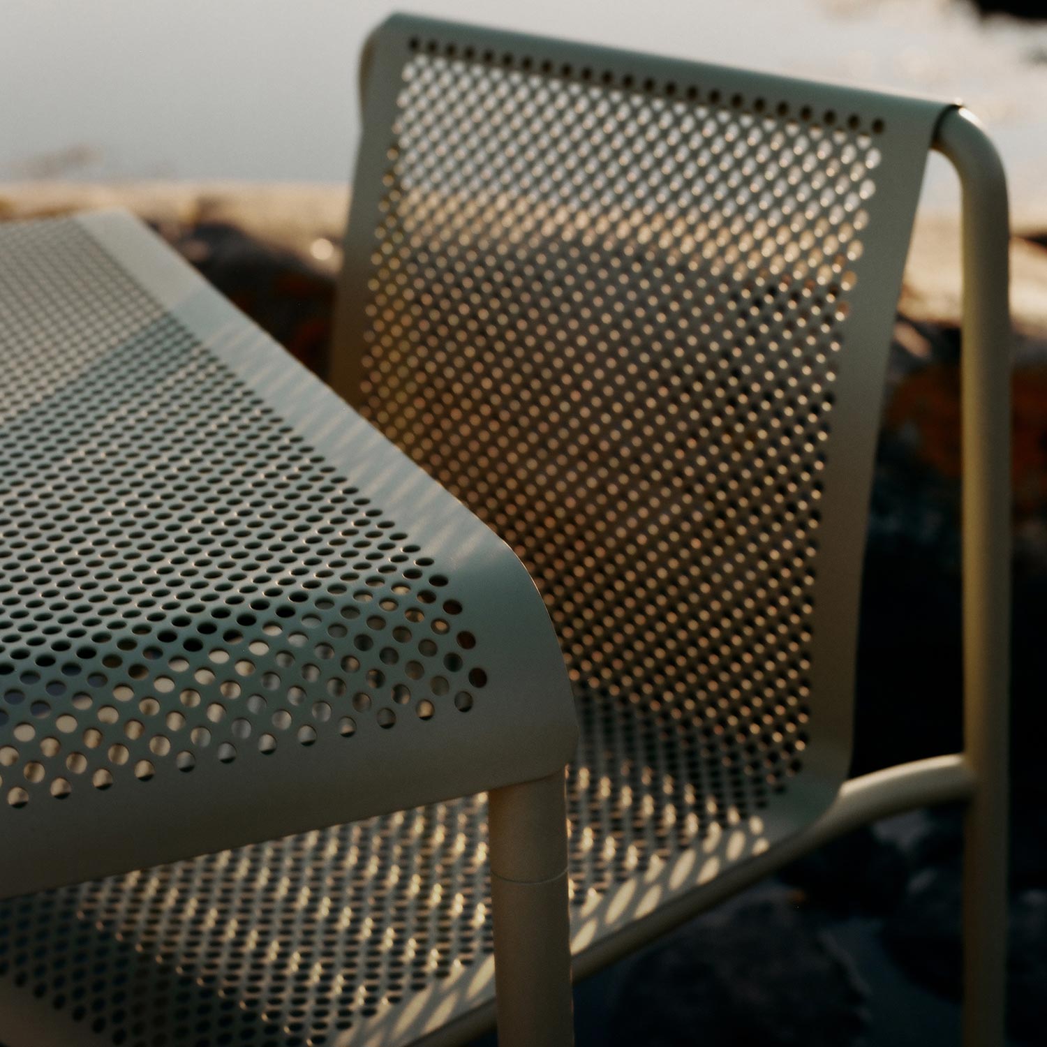 Ferm Living - Dapple Outdoor Stuhl mit Armlehnen cashmere