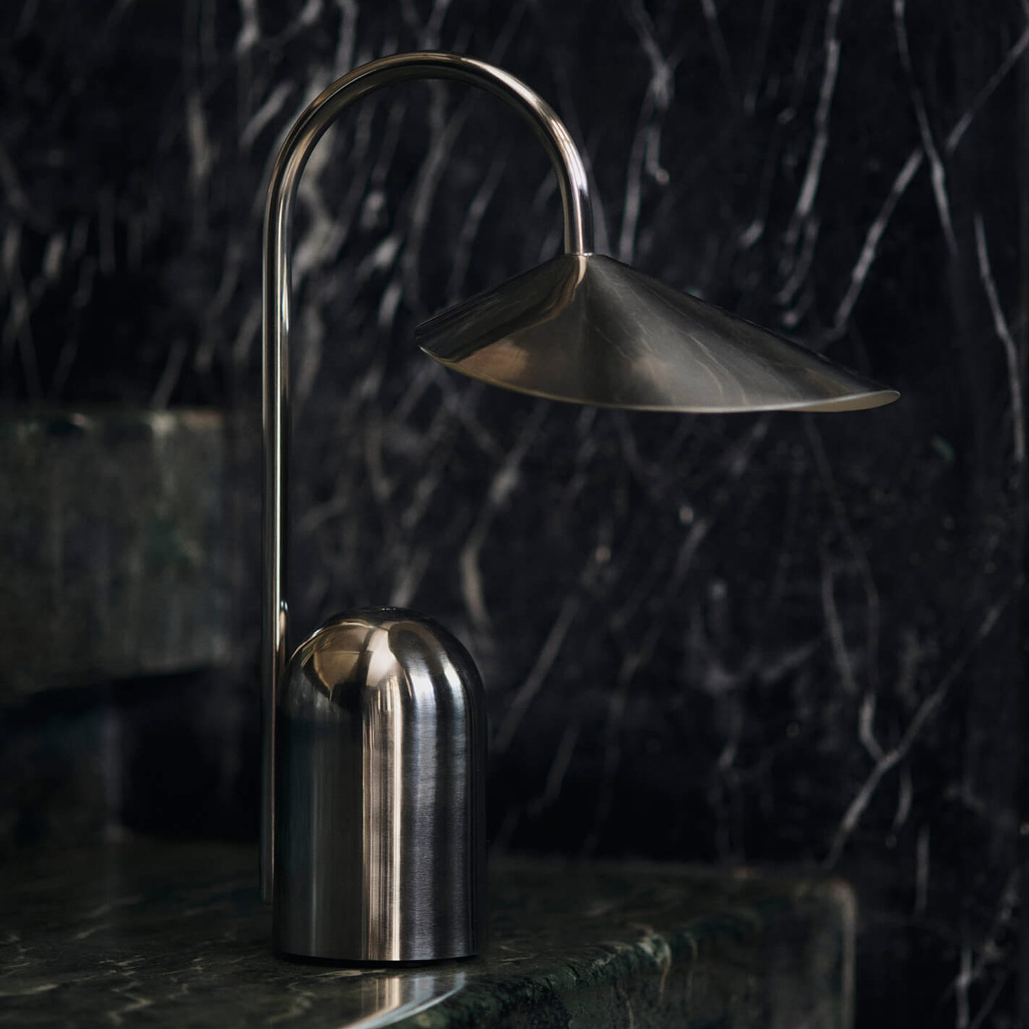 Ferm Living - Arum tragbare Leuchte bright blue
