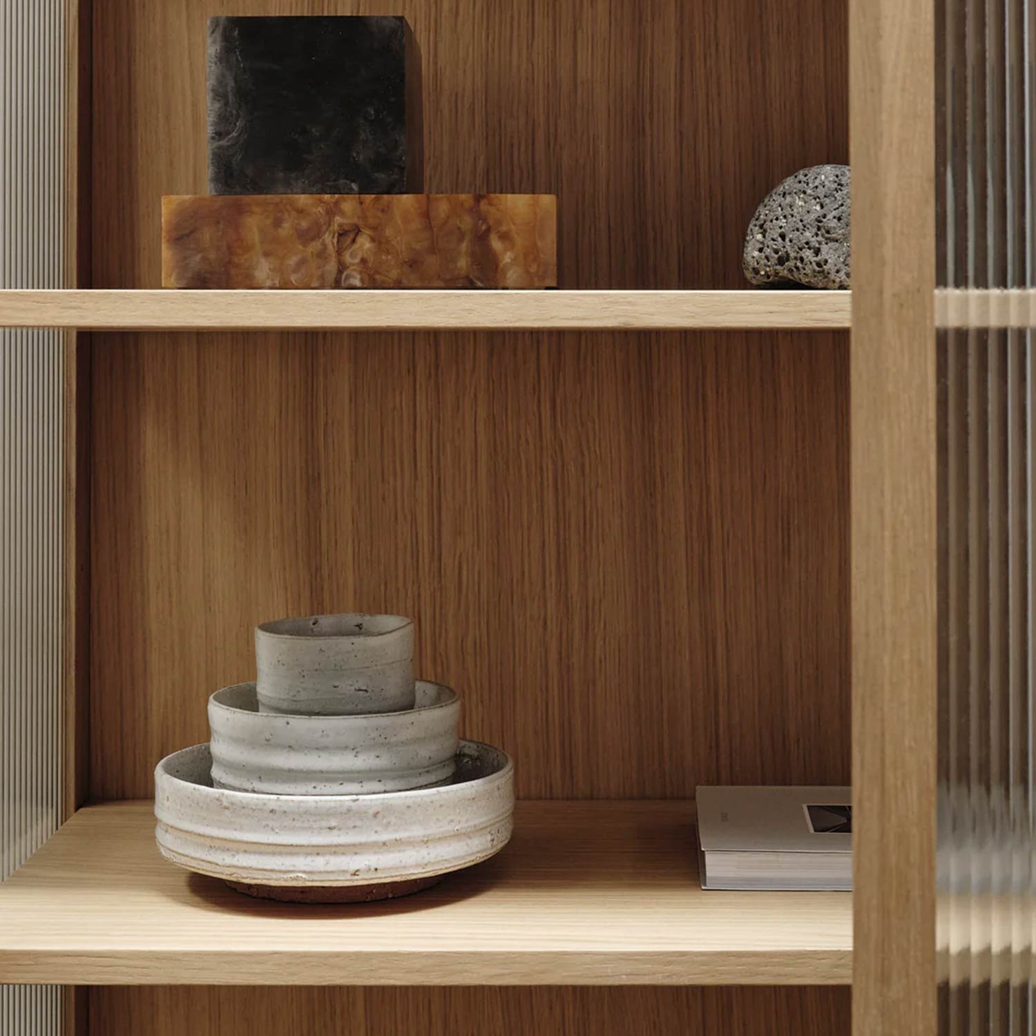 ferm LIVING Reed Vitrine Eiche natur 1104269937 innen gefuellt 104546