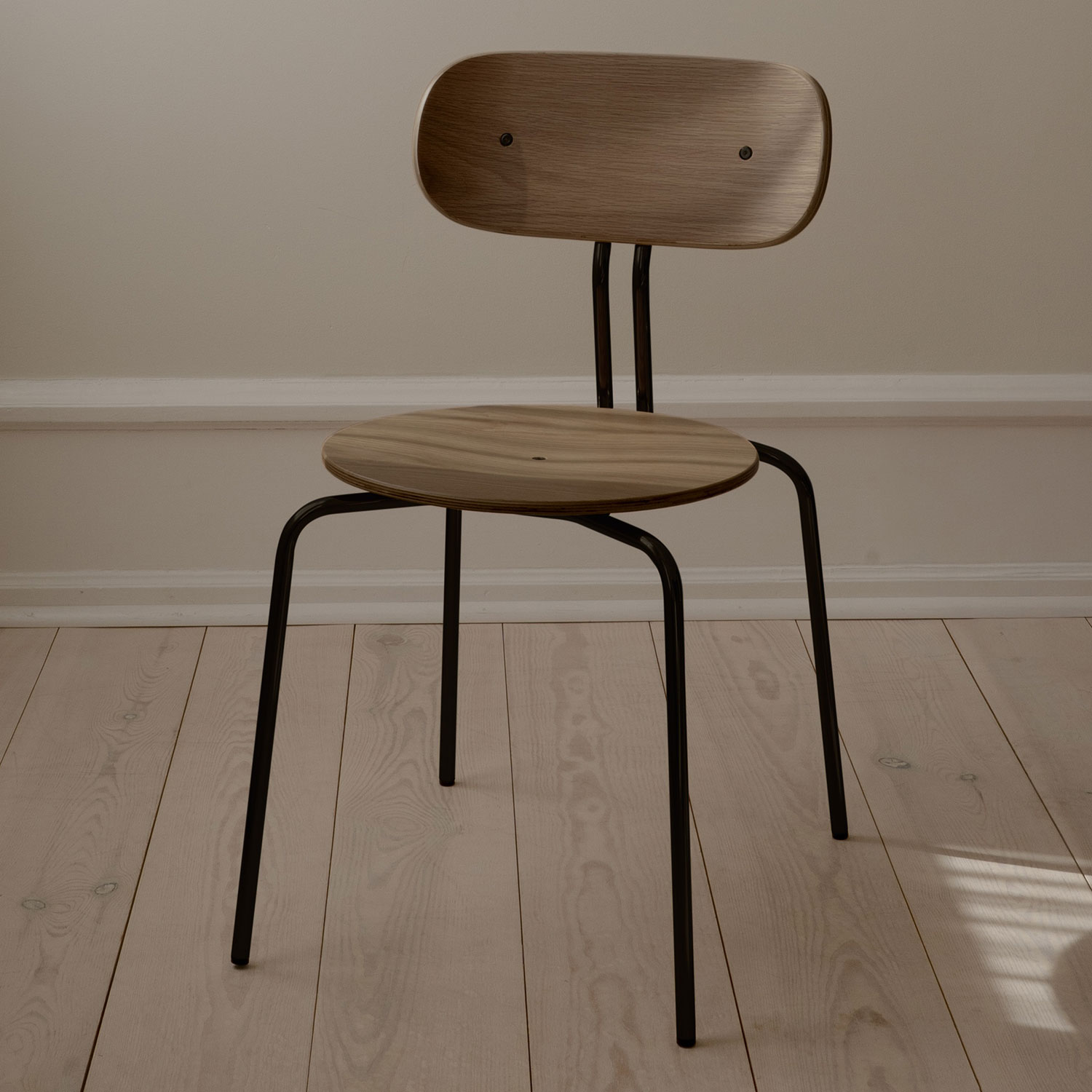 UMAGE - Curious Stuhl messing mit Kissen shadow