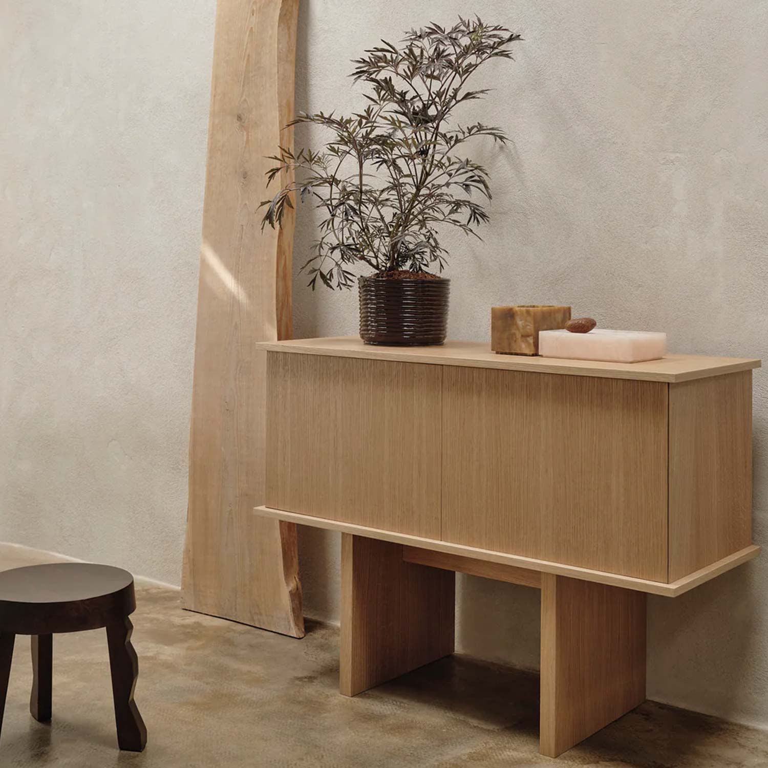 ferm LIVING Stilt Sideboard einzeln eiche natur 1104270262 im Zimmer 104350