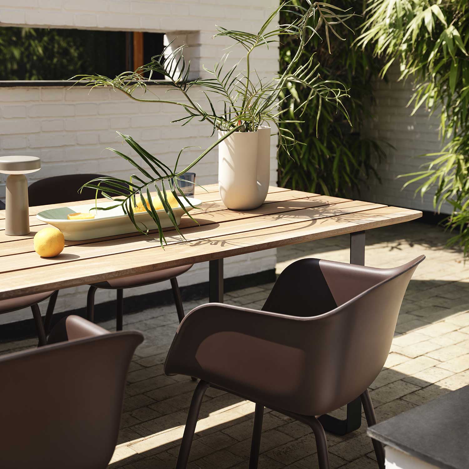 muuto Fiber outdoorstuhl brown red detail 98435