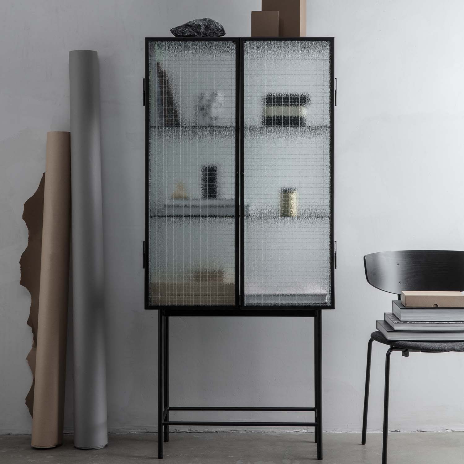 Haze Vitrine ferm Living grauer Hintergrund 82741