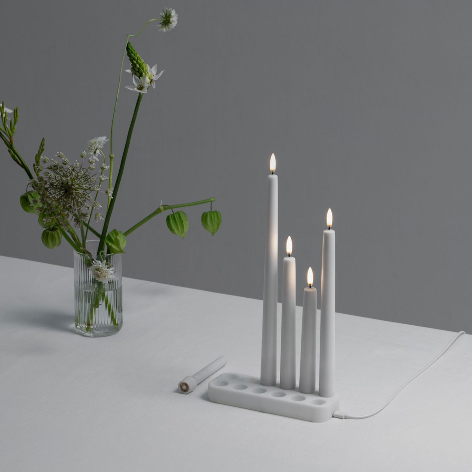 Uyuni Lighting - Ladestation Spitzkerzen USB-C 18,5 cm weiß