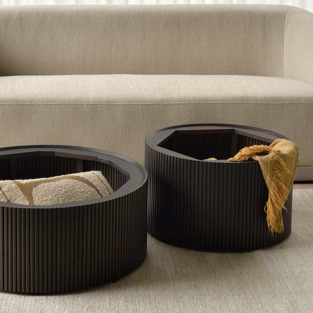 roller max couchtisch mit stauraum ethnicraft ambiente geoeffnet mit kissen 88847