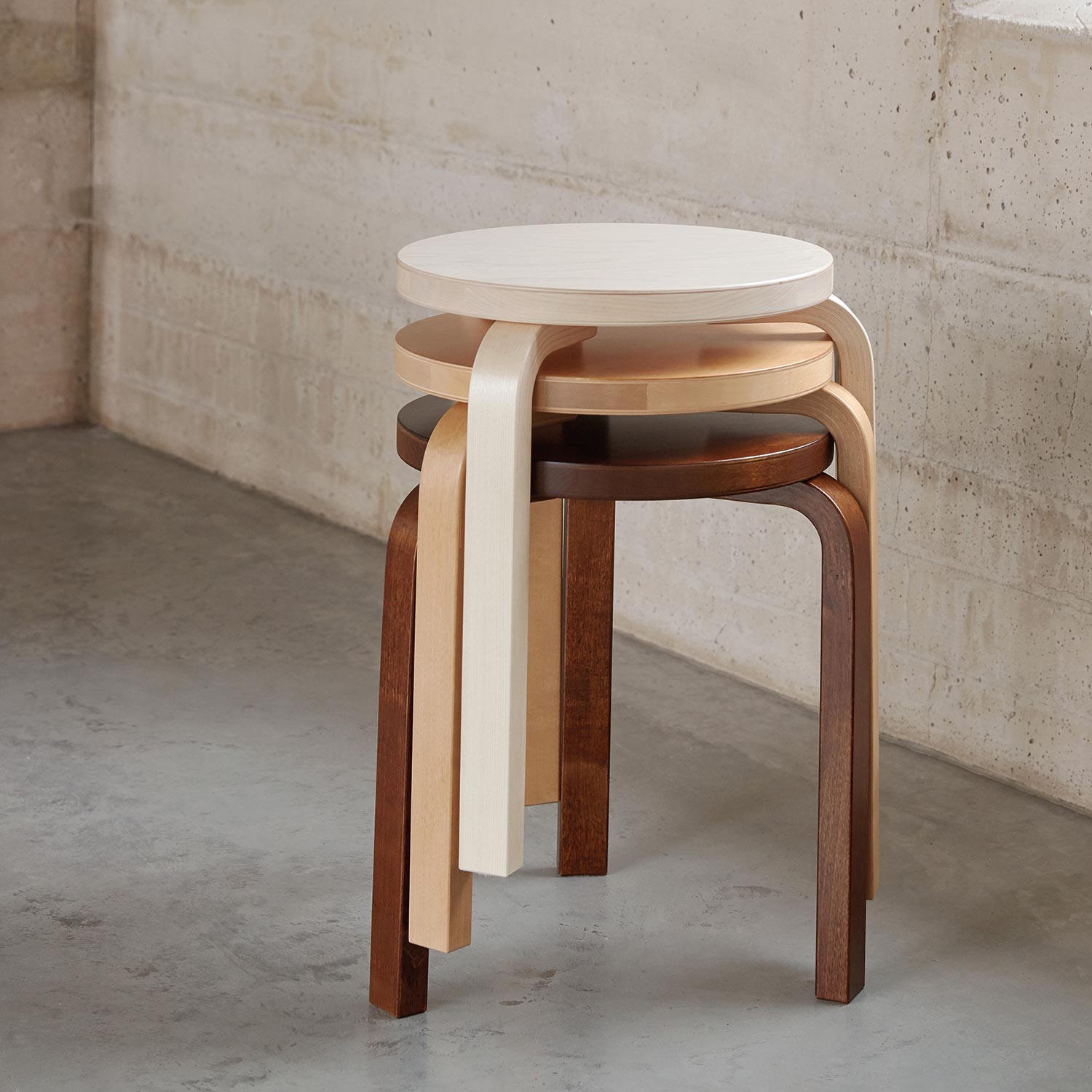 artek hocker 60 gestapelt ambiente 90672