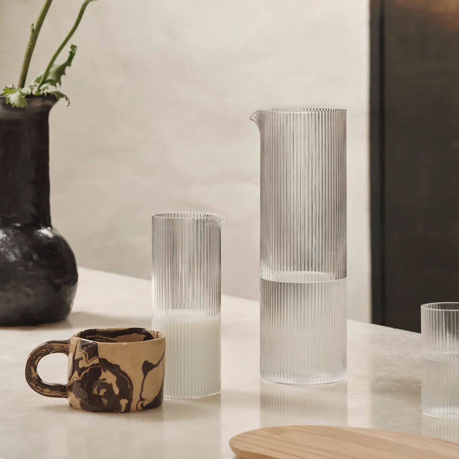 ferm LIVING Wasserkrug klar 1104270132 auf Tisch 104453