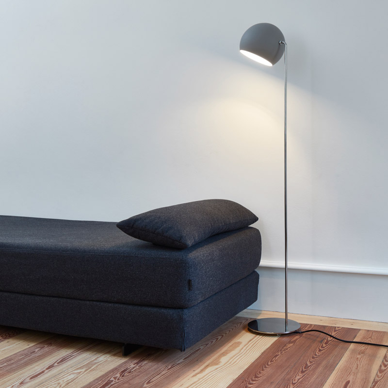 nyta tilt globe stehlampe grau sofa 64578