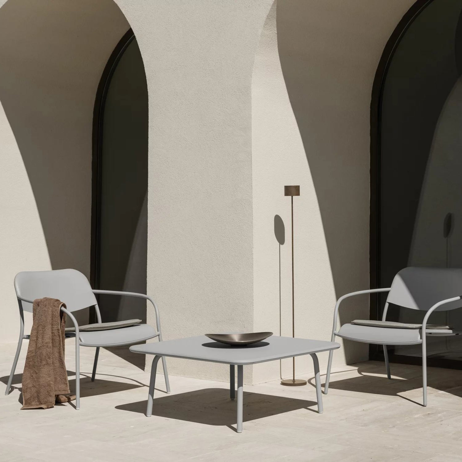 blomus yua loungesessel silk gray terrasse close up 100226