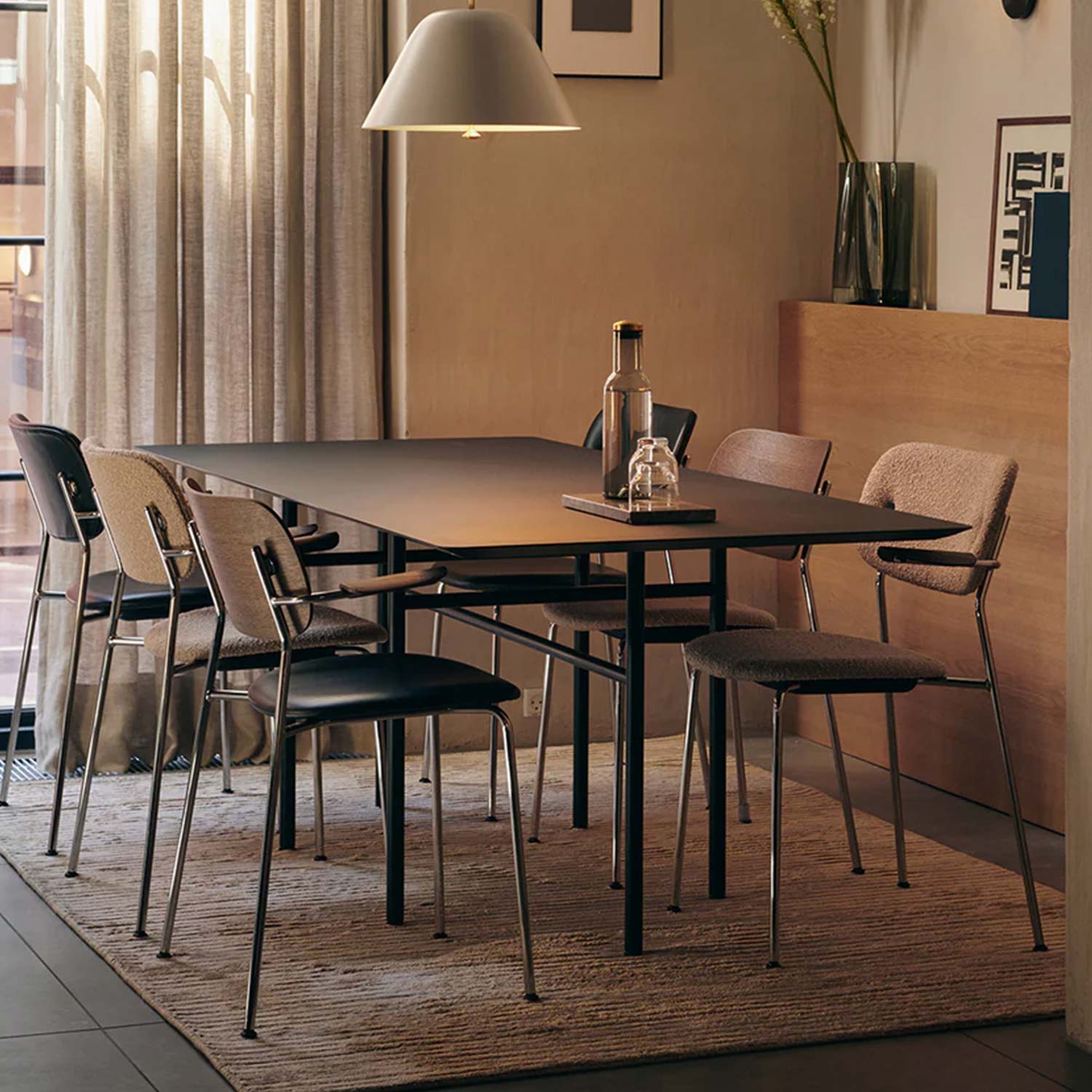 Audo - Co Dining Chair mit Armlehne schwarz/Eiche dunkel