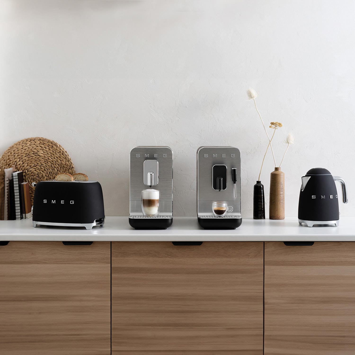 SMEG Wasserkocher mit Toaster Set Ambiente Schwarz auf Arbeitsplatte 104145
