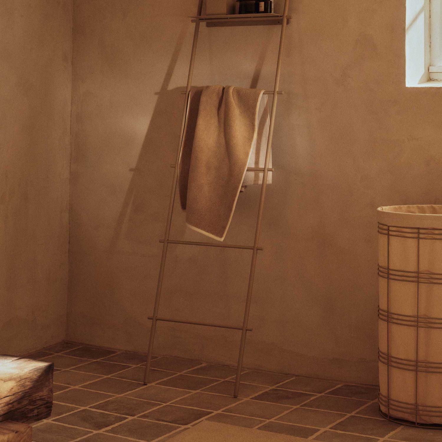 Ferm Living - Fio Wäschekorb cashmeren/natural nieder