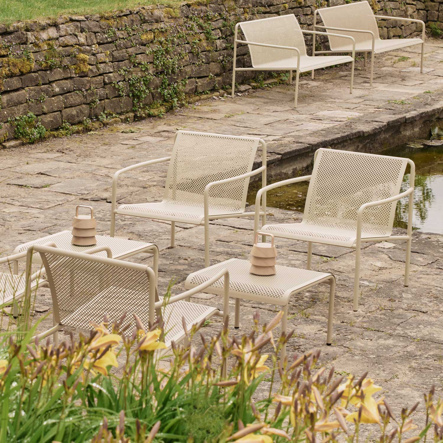 Ferm Living - Dapple Outdoor Stuhl breit tea green