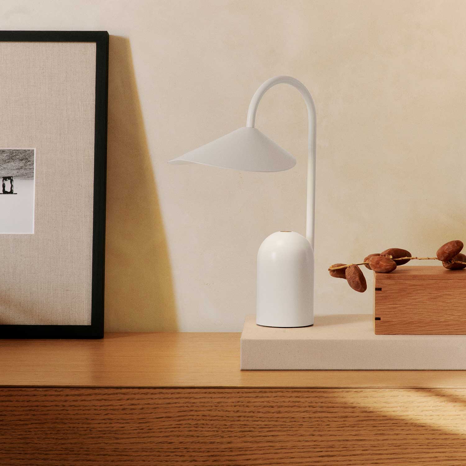 Ferm Living - Arum tragbare Leuchte bright blue
